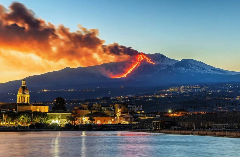 Italie : Le volcan Etna entre en éruption