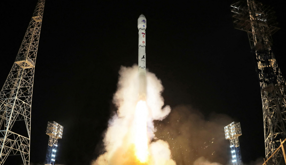 Corée du Nord: Pyongyang annonce le succès d’un lancement de satellite, Séoul suspend un accord