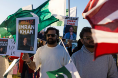 Dans Islamabad barricadée, affrontements entre police et partisans d’Imran Khan