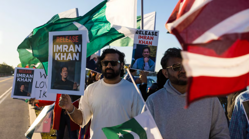 Dans Islamabad barricadée, affrontements entre police et partisans d’Imran Khan