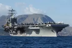 Une délégation des FAR en visite au porte-avions USS Harry S. Truman au large d’Al Hoceima