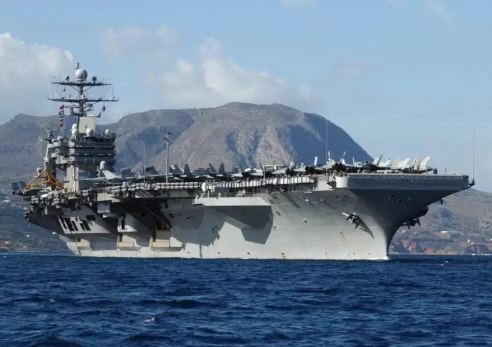 Une délégation des FAR en visite au porte-avions USS Harry S. Truman au large d’Al Hoceima