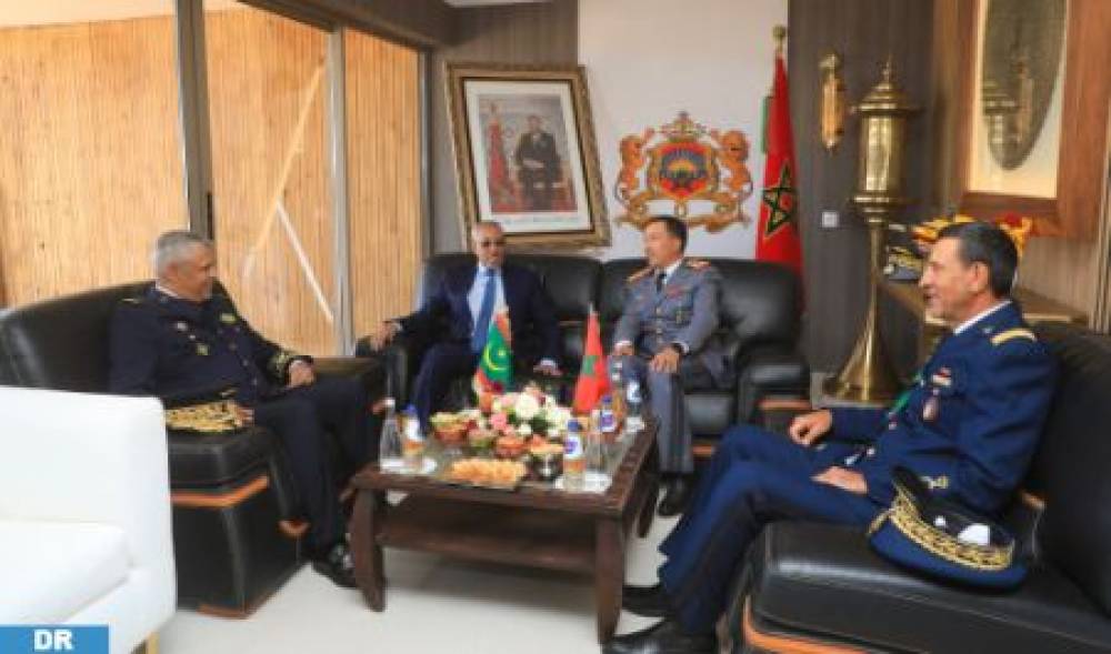 Le Général de Corps d'Armée, Inspecteur Général des FAR et Commandant la Zone Sud s'entretient avec le ministre mauritanien de la Défense