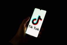 Réseaux sociaux: TikTok lance un outil d’IA pour créer des publicités à la demande