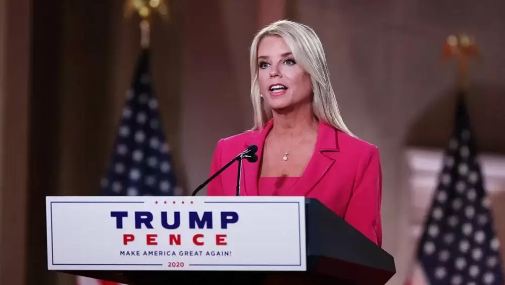 Trump nomme Pam Bondi ministre de la Justice suite au retrait de Matt Gaetz