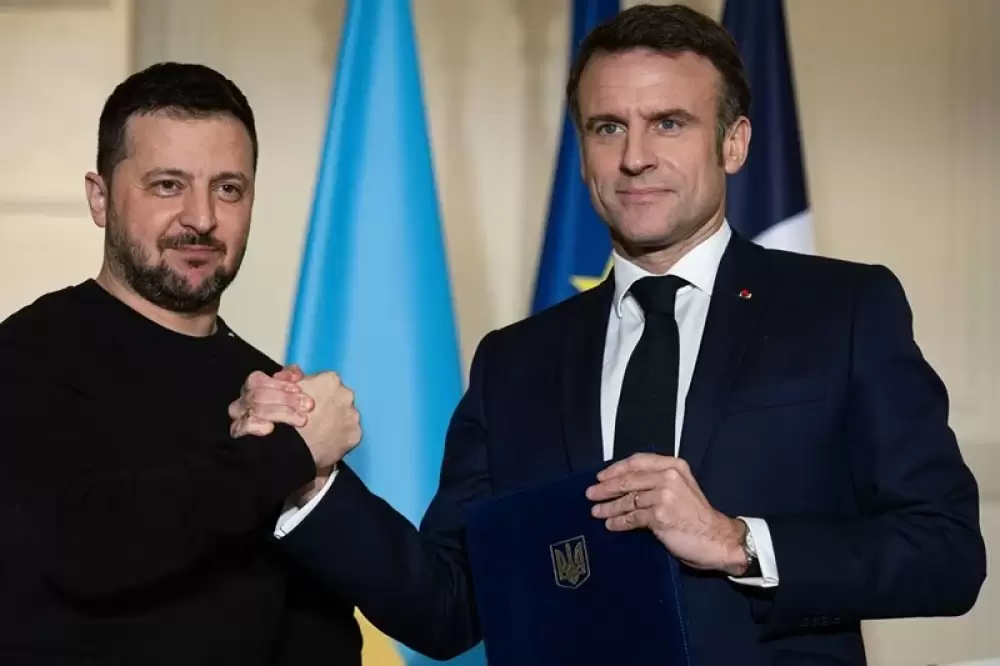 Macron et Zelensky signent un accord jugé "historique" par Kiev