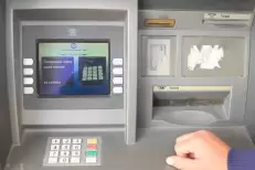 Carte avalée et agence fermée : La justice condamne une banque à verser 5.000 DH à un client