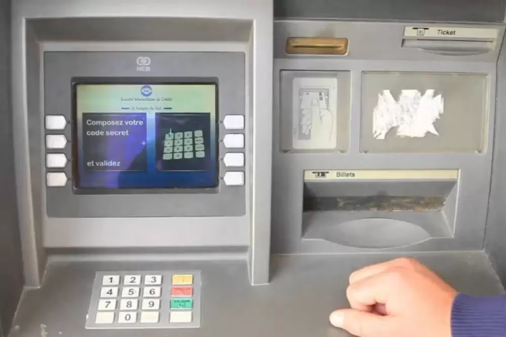 Carte avalée et agence fermée : La justice condamne une banque à verser 5.000 DH à un client