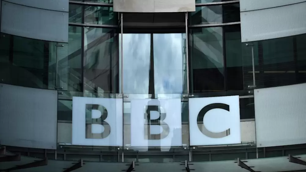 Coup de tonnerre à la BBC : Démissions au sommet sur fond de scandale