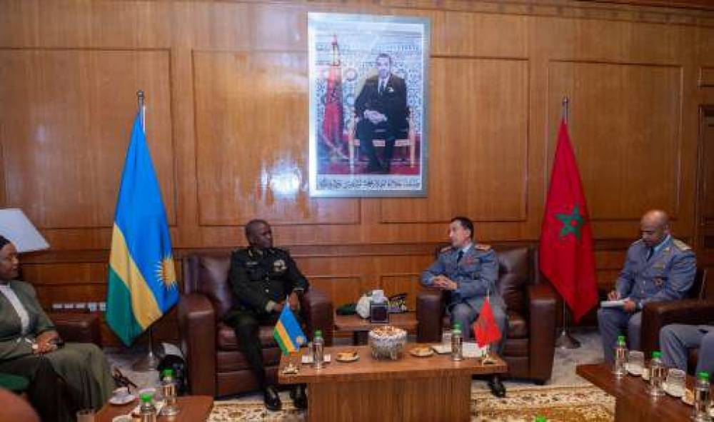 L’Inspecteur Général des FAR s’entretient avec le Chef d’Etat-Major de l’Armée de Terre Rwandaise