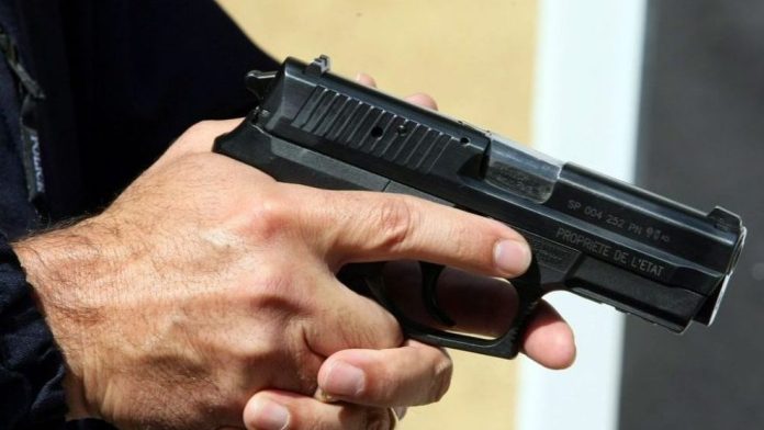 Un brigadier de police use de son arme pour interpeller un individu ayant exposé au danger des policiers