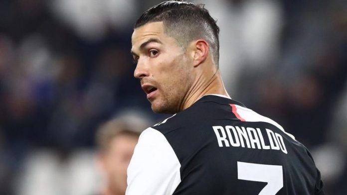 Foot: Cristiano Ronaldo testé positif au Covid-19