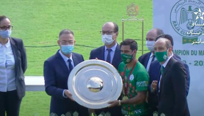 Champion du Maroc, un Raja de Casablanca festif reçoit son trophée au complexe Mohammed V