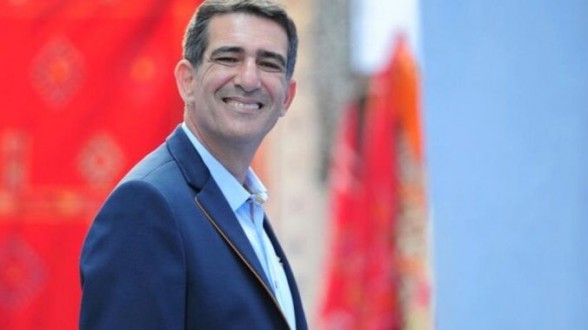 Nouamane Lahlou prépare une nouvelle chanson , et celle-ci parle de politique