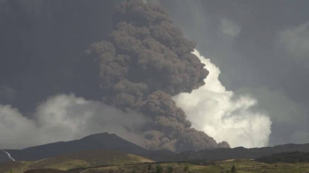 Italie: une nouvelle éruption de l'Etna provoque une pluie de pierres noires en Sicile