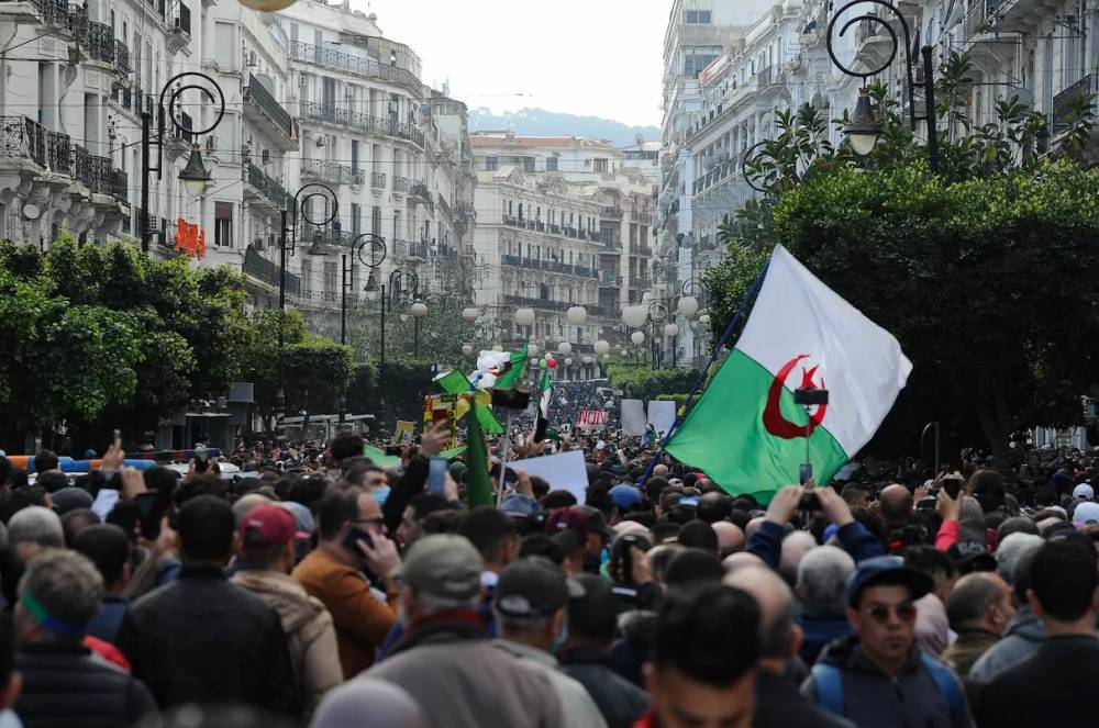 Algérie : un tribunal dissout une ONG phare du Hirak