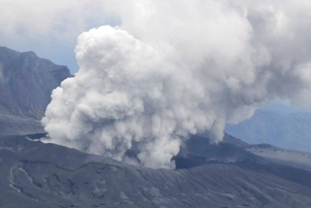 Eruption spectaculaire du volcan Aso, l’un des plus surveillés du Japon