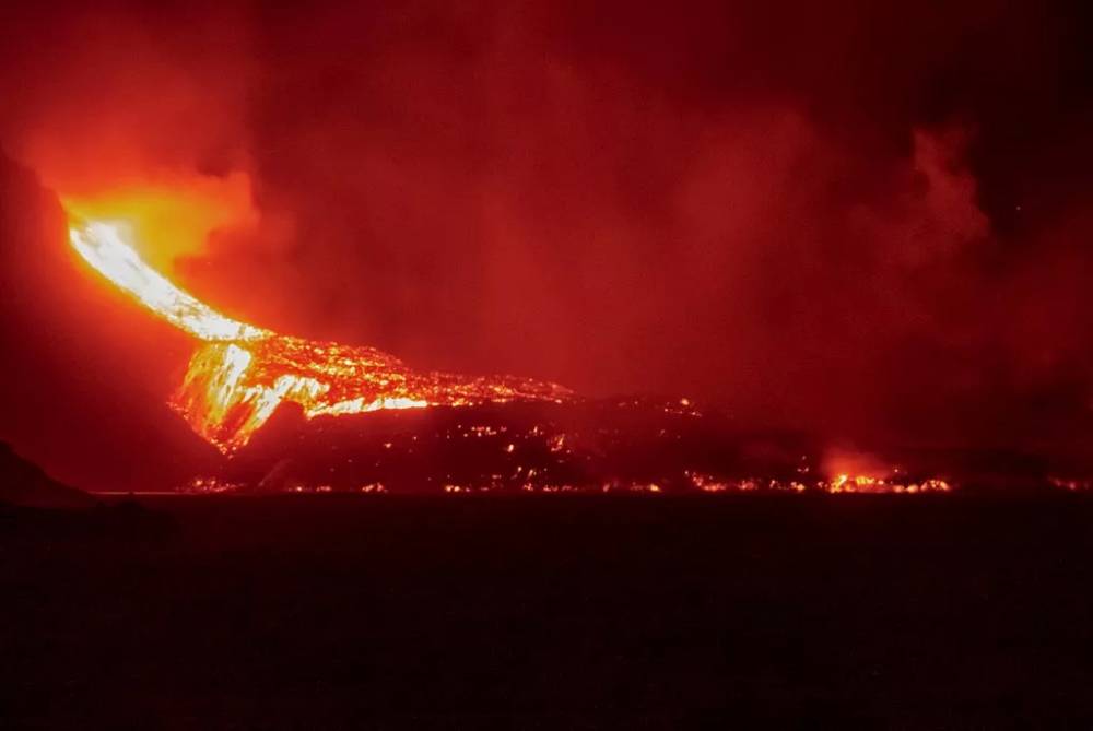 Volcan aux Canaries: nouvelle coulée de lave très liquide sur l'île de La Palma