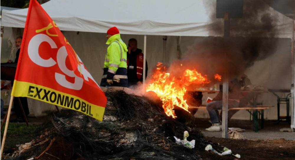 Le gouvernement français réquisitionne des grévistes pour débloquer des stocks de carburant