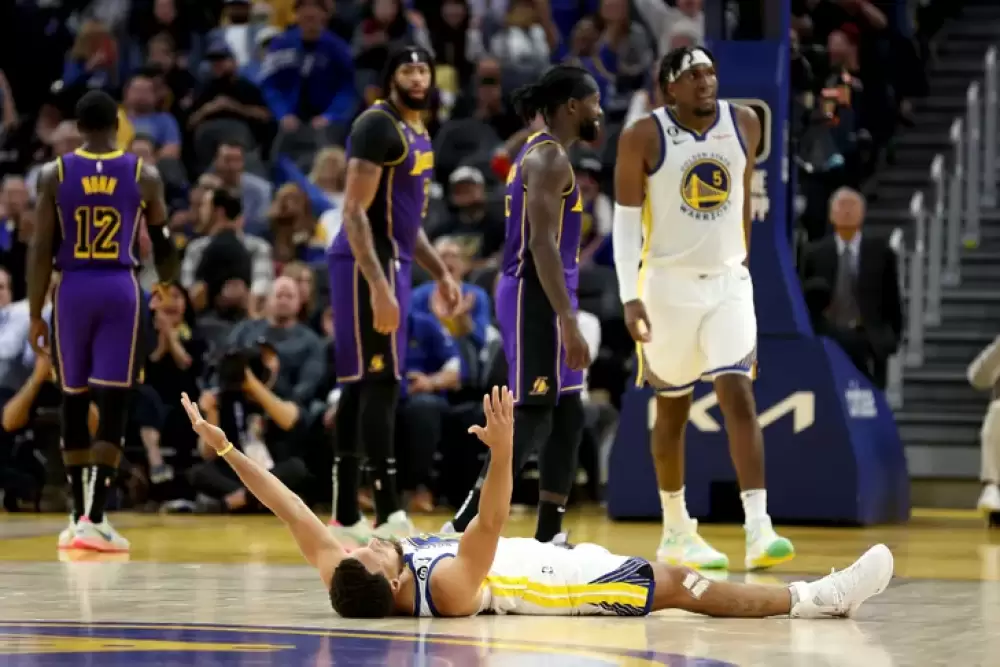 NBA: les Warriors de Curry enfilent leurs bagues et ouvrent la saison en fanfare