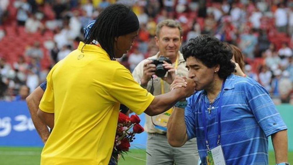 Ronaldinho, Messi et d'autres stars participeront à un "match de la paix" en hommage à Maradona