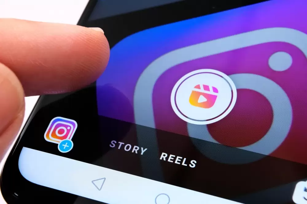 Instagram explore de nouvelles options de partage de stories pour les influenceurs