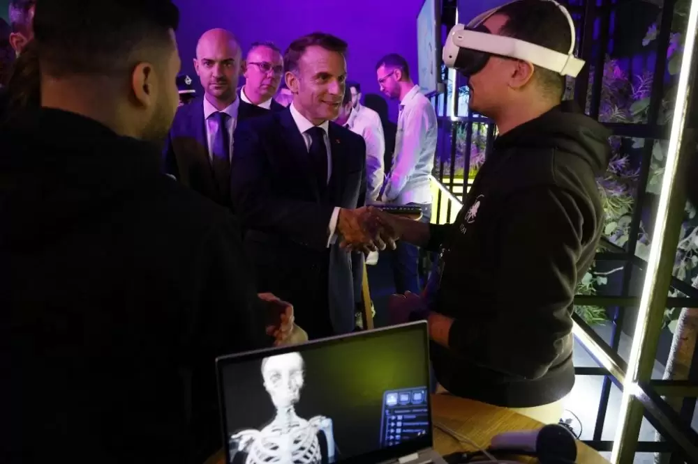 Macron échange à Rabat avec de jeunes talents marocains de jeux vidéo et de l'E-sport