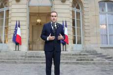 Situation politique en France : Le premier ministre démissionnaire mène d’ultimes discussions avec les partis