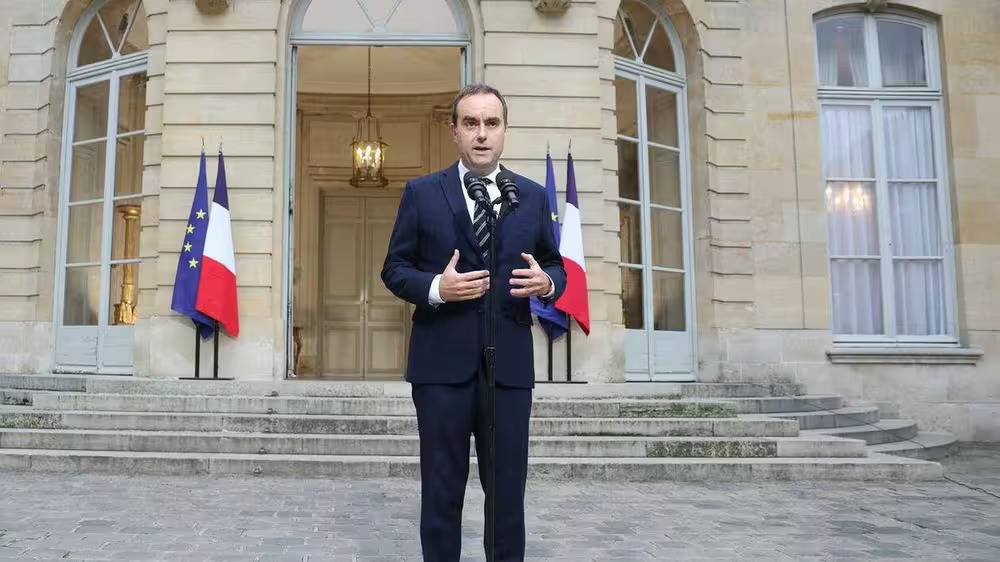 Situation politique en France : Le premier ministre démissionnaire mène d’ultimes discussions avec les partis
