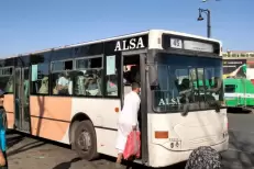 Al Haouz : des cris de vie dans un bus...une femme accouche de jumeaux en plein trajet