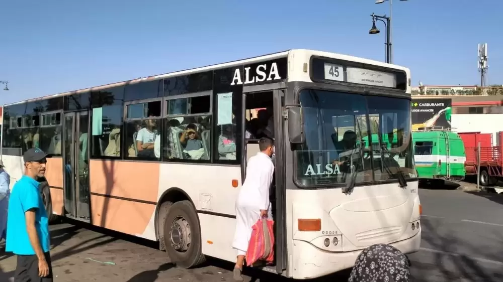Al Haouz : des cris de vie dans un bus...une femme accouche de jumeaux en plein trajet