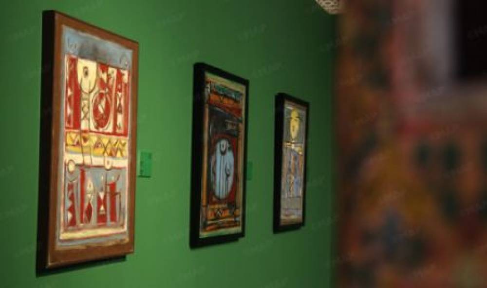 Marrakech: Une exposition met à l'honneur l'œuvre de l’artiste marocain Mohamed Azouzi