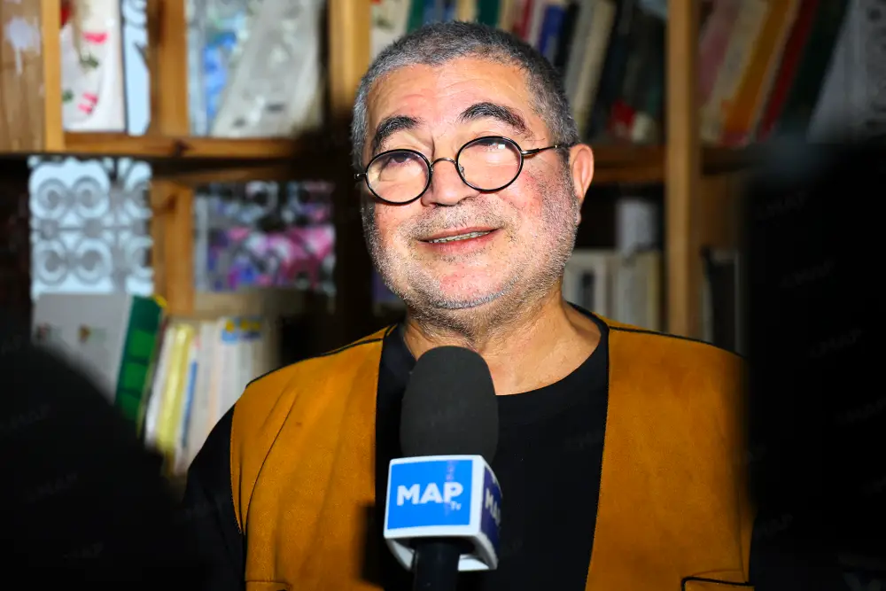 Fès : Mahi Binebine explore les ressorts de l’humour et de la mémoire intime dans “Nokta”