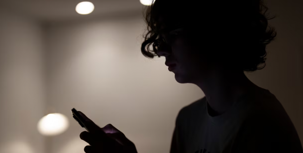 Le gouvernement promet une loi interdisant l’accès aux réseaux sociaux aux moins de 15 ans