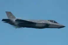 Le Pentagone signe un giga-contrat pour 850 avions de chasse F-35 en dix ans mais l'accord doit encore être validé par le Congrès