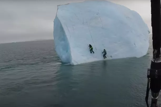 Il escalade un iceberg qui se renverse : Mike Horn publie une vidéo de sa "bêtise"