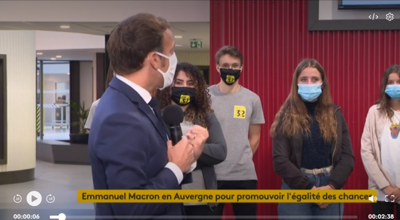 VIDEO. "Donnez-moi un masque plus léger" : Emmanuel Macron manque de s'étouffer lors d'un déplacement