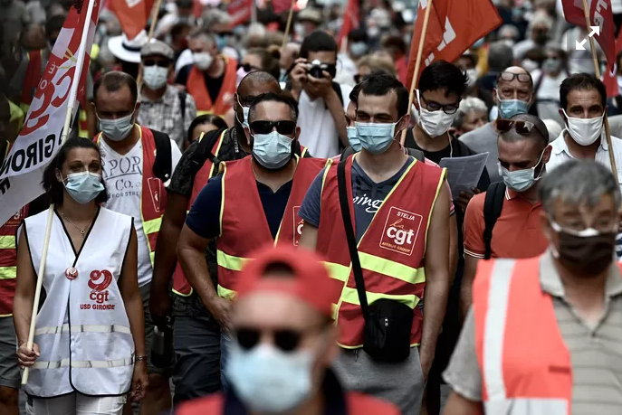 Plus de 10.000 manifestants contre les suppressions d'emplois à Paris et Marseille