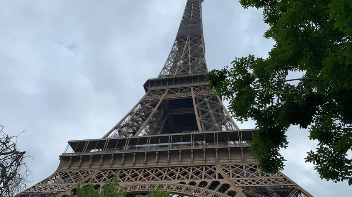 Paris : la tour Eiffel a rouvert deux heures après une fausse alerte à la bombe