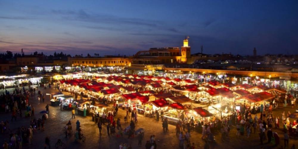 Marrakech: la place Jamaâ El Fna sort de sa léthargie