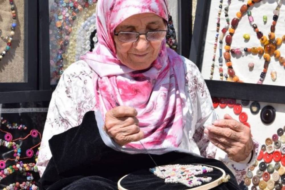 Inédit – A plus de 70 ans, Khadija Bougrine expose pour la 1ère fois ses tableaux composés de boutons et de perles