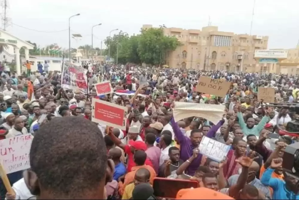 Les Nigériens manifestent en masse contre la présence militaire française