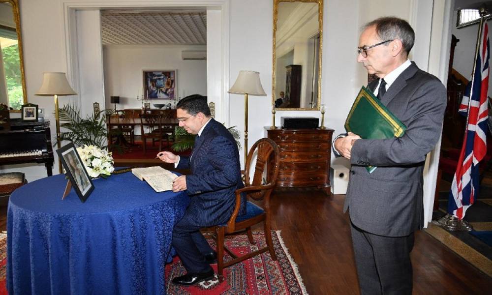 Nasser Bourita signe le livre de condoléances en mémoire de la Reine Elizabeth II