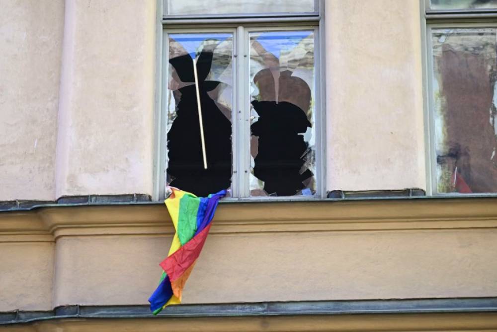 Un homme a été arrêté après avoir accroché un drapeau arc-en-ciel à une fenêtre de l’ambassade du Maroc à Stockholm