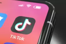 TikTok : bientôt un couvre feu numérique pour les moins de 15 ans ? C'est ce que ce rapport recommande pour endiguer le « piège algorithmique »