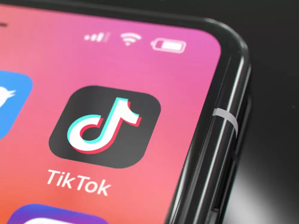 TikTok : bientôt un couvre feu numérique pour les moins de 15 ans ? C'est ce que ce rapport recommande pour endiguer le « piège algorithmique »