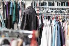 Vêtements d’occasion : un secteur à faible impact fiscal malgré son poids économique