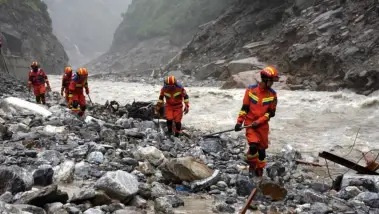 Crues au Népal : la fonte des glaciers fait craind...