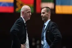 Foot: face aux menaces judiciaires de l'UEFA, la Fifa riposte