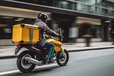 La NARSA s’attaque aux conditions de travail des livreurs et prépare une réforme de l’immatriculation des motos